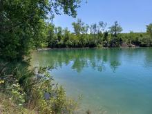 Malé jazero, nuda pláž na strane od hrádze